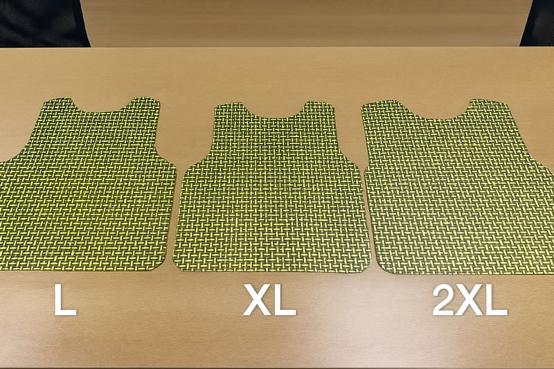 裁切完成的抗彈衣裁片，分別標示 L、XL、2XL 三種尺寸