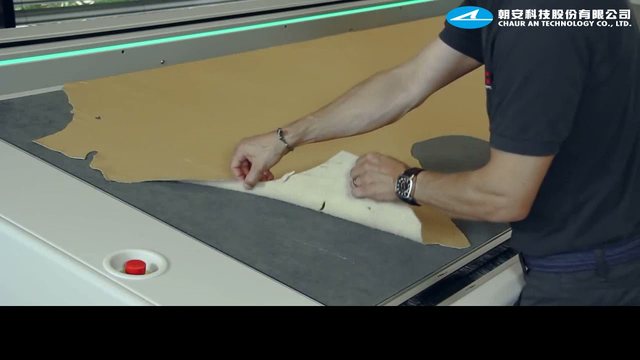 數位切割機對皮革進行連續沖孔打洞的作業畫面